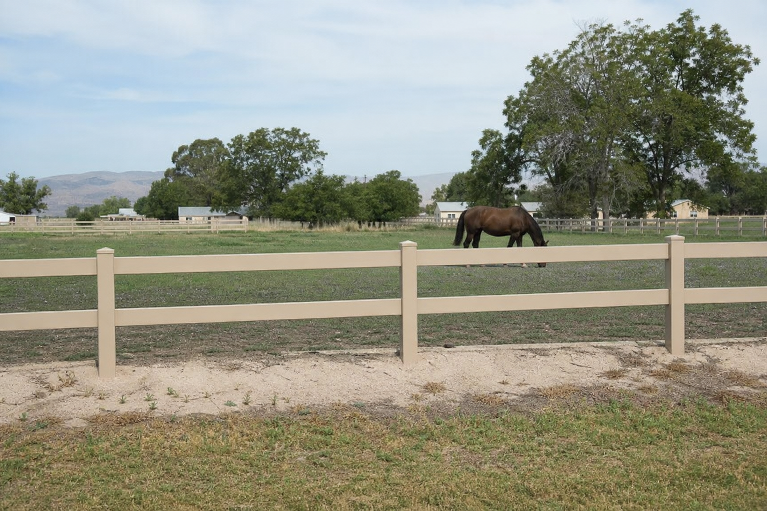 Vinyl ranch rail fence design